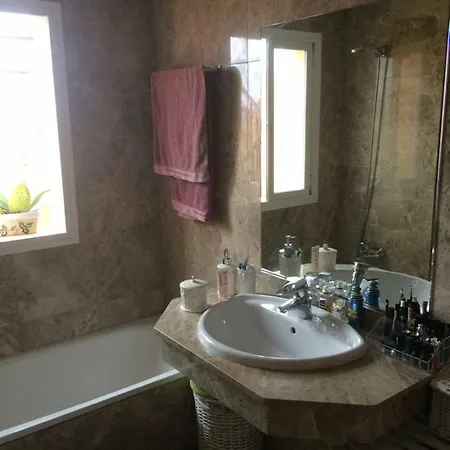 Amazing 3 Bedrooms Townhouse With A Fantastic Sea Views *